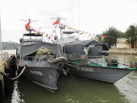 Hiện nay, Việt Nam đã đủ sức đóng mới các loại tàu tuần tra hiện đại có tính năng tương đương hoặc vượt trội so với tàu Grif nhập khẩu đã lâu, tuy nhiên đây vẫn là một lực lượng quan trọng, góp phần giữ vững chủ quyền biên giới Quốc gia trên biển, nhất là hướng biển Tây Nam. Các tàu Grif đã từng là chủ lực của Hải đoàn 28 trong công cuộc ngăn chặn cướp biển, xua đuổi tàu cá nước ngoài xâm nhập trái phép, hỗ trợ ngư dân đánh bắt vô cùng hiệu quả. Ảnh: Tàu Grif (trái) và tàu tuần tra do Việt Nam tự chế tạo (phải) của Hải đoàn 48 Bộ đội biên phòng.