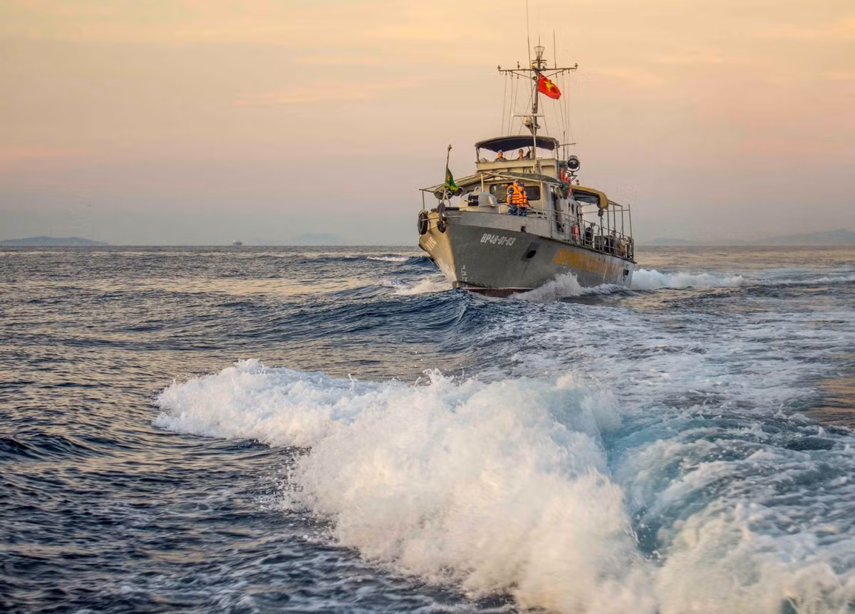 Việc động cơ luôn hoạt động tin cậy, đạt năng suất cao khiến cho những con tàu Grif luôn sẵn sàng đáp ứng và hoàn thành mọi nhiệm vụ, góp phần bảo vệ vững chứng khu vực biên giới biển Quốc gia. Ảnh: Tàu tuần tra Grif của Hải đoàn 48 vượt sóng ra khơi. Ảnh: Văn Chương.