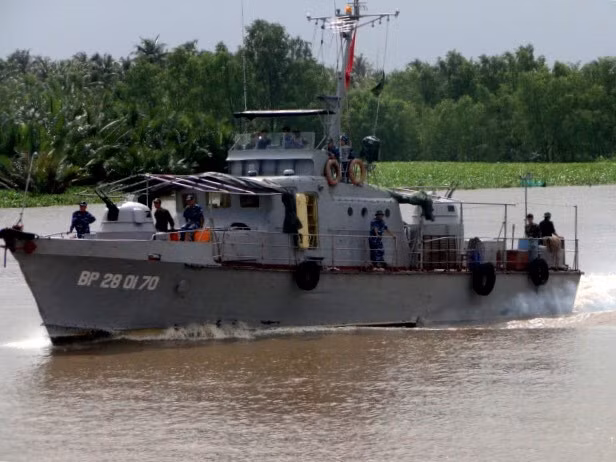 Tàu có chiều dài 23.8m, rộng 5m, lượng giãn nước đầy tải 39 tấn và thủy thủ đoàn 11 người. Ảnh: Tàu tuần tra Grif của Hải đoàn 28.