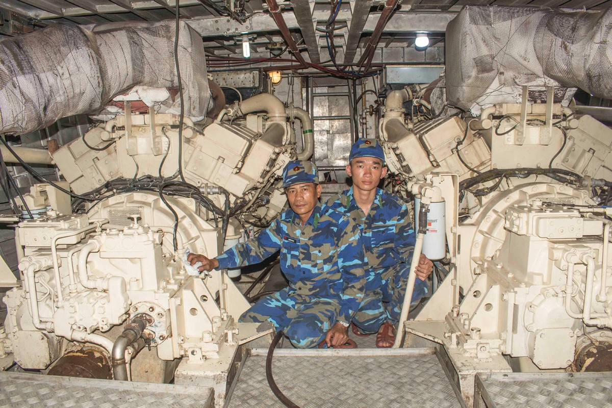 Tổng công suất của hai động cơ diesel tàu có là 3.000 mã lực, tốc độ khai thác tối đa 2050 vòng/phút. Ảnh: Cận cảnh hai động cơ diesel và chiến sĩ vận hành khoang máy trên tàu Grif. Ảnh: Văn Chương.