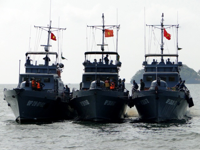 Mẫu tàu Grif đề án 1400M này là mẫu tàu tuần tra loại nhỏ do Liên Xô chế tạo từ năm 1969 cho đến 1991 với số lượng hơn 300 chiếc, lượng giãn nước đầy tải gần 40 tấn. Ảnh: Biên đội tàu tuần tra Grif của Hải đoàn 28 Bộ đội biên phòng.