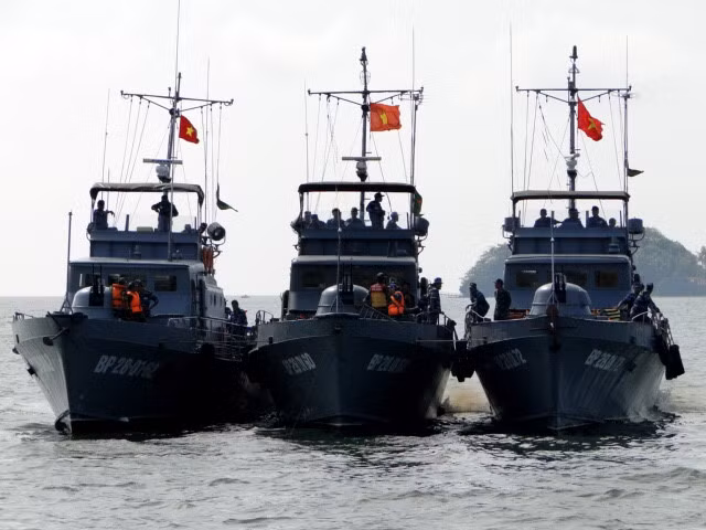 Mẫu tàu Grif đề án 1400M này là mẫu tàu tuần tra loại nhỏ do Liên Xô chế tạo từ năm 1969 cho đến 1991 với số lượng hơn 300 chiếc, lượng giãn nước đầy tải gần 40 tấn. Ảnh: Biên đội tàu tuần tra Grif của Hải đoàn 28 Bộ đội biên phòng.