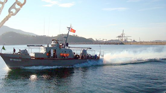 Tàu được trang bị hai động cơ diesel M401B cho phép nó đạt vận tốc tối đa 30 hải lý/h và tầm hoạt động 450 hải lý. Ảnh: Tàu tuần tra Grif của Hải đoàn 48 Bộ đội biên phòng.