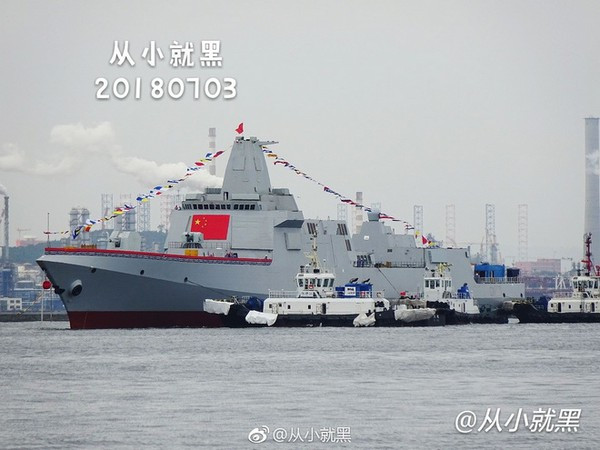 Những chiếc tàu khu trục Type 055 của Trung Quốc với 64 ống phóng thẳng đứng, có thể phóng nhiều loại tên lửa, từ tên trình tiến công mặt đất, chống hạm, phòng không và chống ngầm; kết hợp cùng với các vũ khí trên boong khác, nên có năng lực chiến đấu không kém tàu khu trục lớp Arleigh Burke của Hải quân Mỹ. Đồng thời Type 054 còn có khả năng tàng hình tương tự như tàu khu trục mới nhất của Hải quân Mỹ là USS Zumwalt. Ảnh: Tàu khu trục Type 055 - Nguồn: Sina