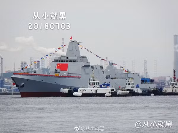 Những chiếc tàu khu trục Type 055 của Trung Quốc với 64 ống phóng thẳng đứng, có thể phóng nhiều loại tên lửa, từ tên trình tiến công mặt đất, chống hạm, phòng không và chống ngầm; kết hợp cùng với các vũ khí trên boong khác, nên có năng lực chiến đấu không kém tàu khu trục lớp Arleigh Burke của Hải quân Mỹ. Đồng thời Type 054 còn có khả năng tàng hình tương tự như tàu khu trục mới nhất của Hải quân Mỹ là USS Zumwalt. Ảnh: Tàu khu trục Type 055 - Nguồn: Sina