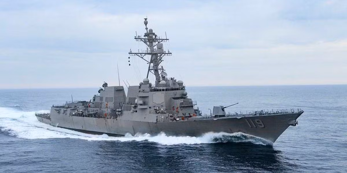 Arleigh Burke DDG 51 có nhiệm vụ bảo vệ tàu sân bay, tấn công tàu nổi và tàu ngầm cũng như đánh chặn các mối đe dọa nghiêm trọng nhất của đối phương như tên lửa chống hạm và tham gia tiến công các mục tiêu mặt đất bằng tên lửa hành trình Tomahawk và pháo hạm. Ảnh: Tàu khu trục lớp Arleigh Burke - Nguồn: Hải quân Mỹ