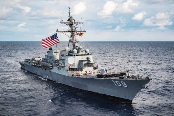 Mặc dù sự vượt trội về công nghệ, nhất là những cảm biến, máy tính cũng như vũ khí của lớp tàu Arleigh Burke có thể mang lại lợi thế vượt trội trong chiến đấu với hải quân đối phương; nhưng số lượng tàu cũng có ý nghĩa lớn. Ảnh: Tàu khu trục lớp Arleigh Burke - Nguồn: Hải quân Mỹ