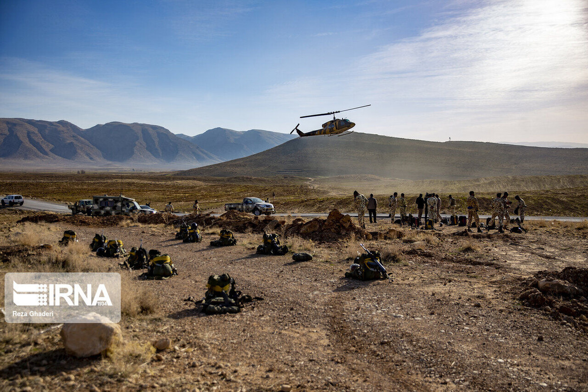  Quân đội Iran cũng tổ chức không quân riêng với trang bị chủ yếu là trực thăng, cho nên việc họ có trong tay quân dù cũng không phải quá lạ lẫm.. Ảnh: IRNA