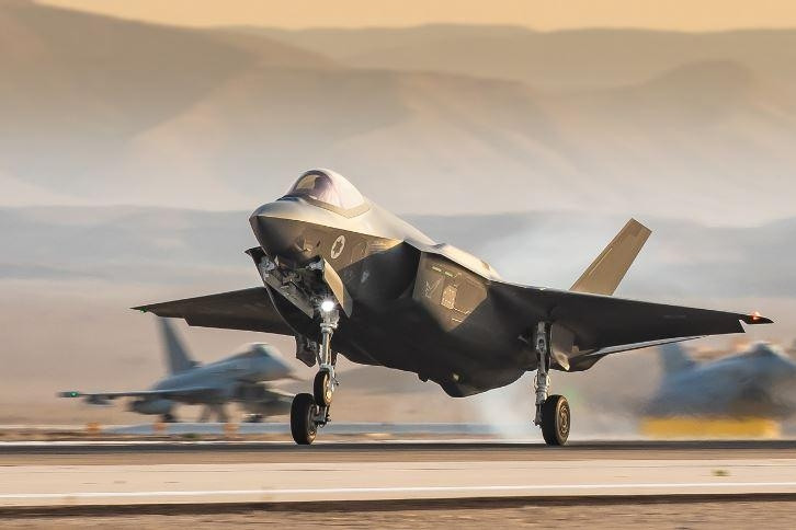 Còn phản phản ứng của Iran trước việc Mỹ “phổ cập” F-35, mặc dù có lo lắng trước Israel có F-35, nhưng Israel ở một khoảng cách rất xa nên nguy cơ đó chưa rõ ràng. Tuy nhiên, Tehran sẽ không hài lòng khi các Quốc gia Vùng Vịnh ở ngay sát biên giới mình cũng có F-35. Ảnh: Máy bay chiến đấu tàng hình F-35 của Israel - Nguồn: Steamcommunity