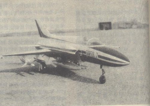 Vào giữa thập niên 1990, dự án Super được Pakistan và Trung Quốc khởi động lại. Một nghiên cứu tiền khả thi để xem liệu sự phát triển trong tương lai của dự án Super có thành quả hay không, đã được thực hiện vào năm 2002; sau đó một bản ghi nhớ để tiếp tục phát triển phiên bản máy bay mới đã được ký kết. Ảnh: Máy bay Super 7, tiền thân của JF-17 - Nguồn: China Daily.