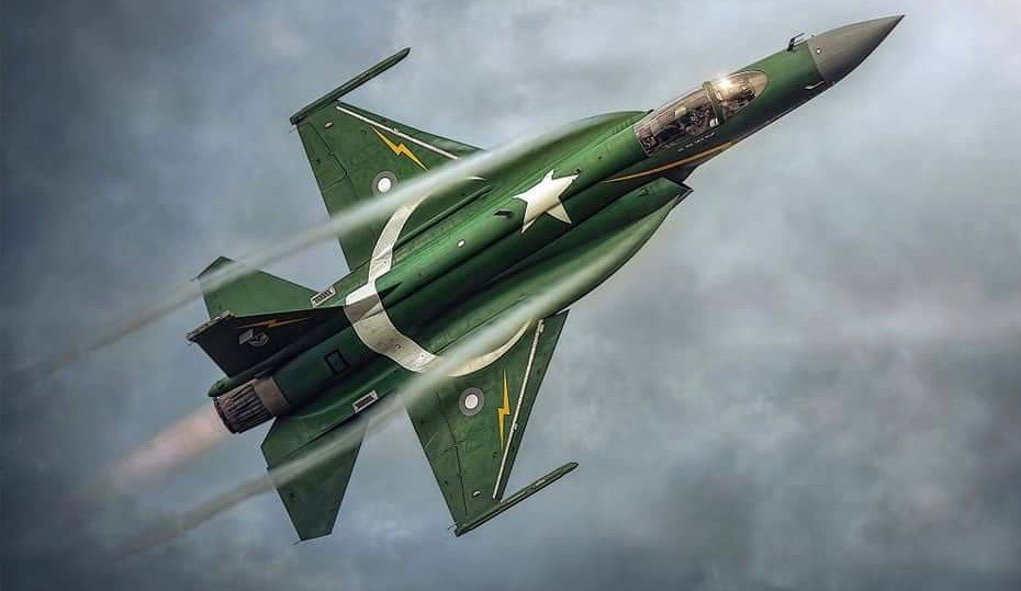 Ưu điểm lớn nhất của JF-17 là giá thành của nó. Người ta vẫn chưa biết liệu máy bay JF-17 có thể chiến đấu được với mức giá “quá rẻ” như vậy hay không, nhưng Pakistan dường như hài lòng với những gì JF-17 có thể làm được trong các cuộc thử nghiệm. Ảnh: Máy bay JF-17 của Không quân Pakistan - Nguồn: Wikipedia.