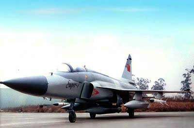 Tuy nhiên khi quan hệ giữa Mỹ và Trung Quốc đi xuống vào năm 1989, Grumman rút khỏi dự án Super 7 vào năm 1989; lúc này Liên Xô cũng đã rút khỏi Afghanistan và chiến tranh Lạnh chấm dứt vào năm 1991, nên dự án tiếp tục không được tiếp tục nghiên cứu. Ảnh: Máy bay Super 7 - Nguồn: China Daily.