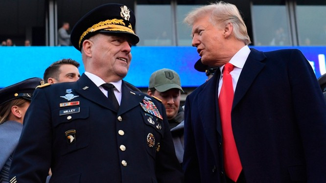 Sự hoài nghi càng lớn hơn khi đích thân Chủ tịch Hội đồng Tham mưu trưởng Liên quân Mỹ Mark Milley hồi cuối tháng 1 vừa qua thừa nhận rằng, dù có được triển khai đến Iraq thì hệ thống Patriot chưa chắc sẽ ngăn chặn thành công các đợt tấn công nhằm vào các căn cứ quân sự có binh sĩ Mỹ đồn trú. Ảnh: Tổng thống Donald Trump và tướng Mark Milley.