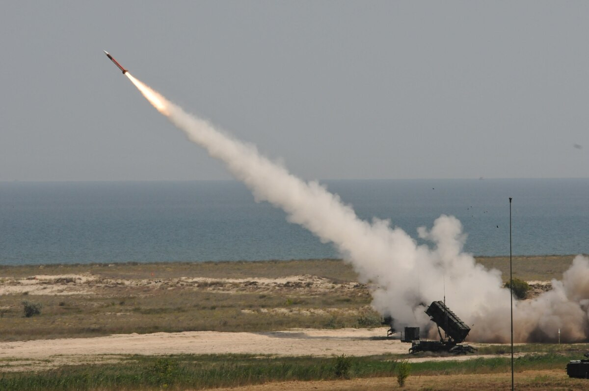 Trước hết, các chuyên gia quân sự cho rằng việc Mỹ triển khai dàn trải ở nhiều căn cứ lớn nhỏ trên khắp Iraq sẽ khiến việc bảo vệ toàn bộ các căn cứ này khỏi những cuộc tấn công là nhiệm vụ vô cùng khó khăn, ngay cả khi có sự tăng cường của hệ thống Patriot.