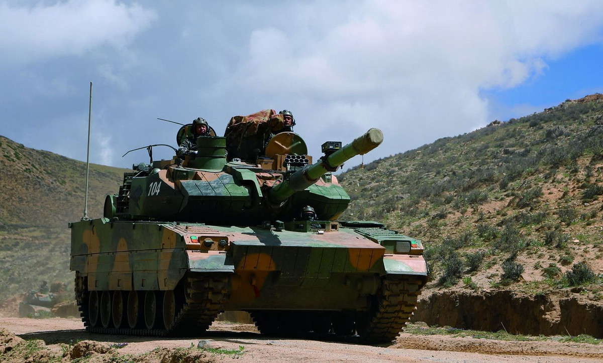 Hiện nay, xe tăng chiến đấu hạng nhẹ Type-15 của Trung Quốc vốn đang là chủ công trên mặt trận biên giới đối đầu với Ấn Độ vốn cũng đang được trang bị những khẩu pháo 105mm này, với tên gọi Type 94 nòng dài, là khẩu pháo 105mm mạnh nhất được Trung Quốc sử dụng. Theo phía Trung Quốc, khi bắn đạn xuyên giáp bằng làm hợp kim Vonfram sẽ có thể xuyên được giáp ở khoảng cách tối đa 2.000m với sức xuyên hơn 550mm. Ảnh: Xe tăng Type-15 của Trung Quốc.