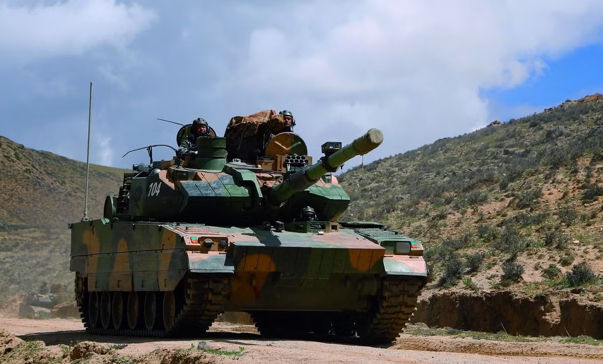 Hiện nay, xe tăng chiến đấu hạng nhẹ Type-15 của Trung Quốc vốn đang là chủ công trên mặt trận biên giới đối đầu với Ấn Độ vốn cũng đang được trang bị những khẩu pháo 105mm này, với tên gọi Type 94 nòng dài, là khẩu pháo 105mm mạnh nhất được Trung Quốc sử dụng. Theo phía Trung Quốc, khi bắn đạn xuyên giáp bằng làm hợp kim Vonfram sẽ có thể xuyên được giáp ở khoảng cách tối đa 2.000m với sức xuyên hơn 550mm. Ảnh: Xe tăng Type-15 của Trung Quốc.