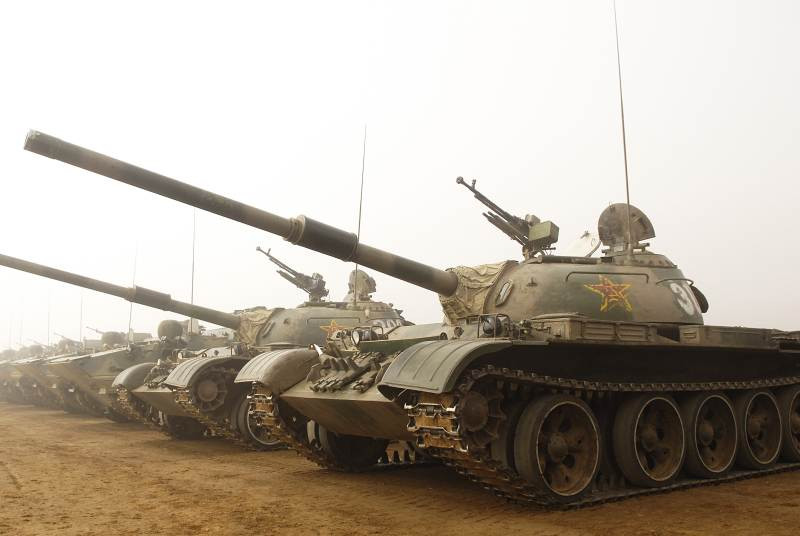 Trong thập niên 1980, Trung Quốc đã tranh thủ thời điểm và nhanh chóng có được công nghệ sản xuất pháo L-7 của phương Tây và tự tạo ra phiên bản Type-81 tương tự cho riêng mình để lắp đặt thay thế pháo 100mm trên các xe tăng Type 59 cũ. Rồi từ Type-81, người Trung Quốc đã phát triển pháo Type-83 để trang bị trên xe tăng Type 69/79. Ảnh: Xe tăng Type 59 Trung Quốc với pháo Type-81 105mm.