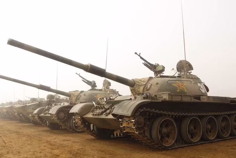 Trong thập niên 1980, Trung Quốc đã tranh thủ thời điểm và nhanh chóng có được công nghệ sản xuất pháo L-7 của phương Tây và tự tạo ra phiên bản Type-81 tương tự cho riêng mình để lắp đặt thay thế pháo 100mm trên các xe tăng Type 59 cũ. Rồi từ Type-81, người Trung Quốc đã phát triển pháo Type-83 để trang bị trên xe tăng Type 69/79. Ảnh: Xe tăng Type 59 Trung Quốc với pháo Type-81 105mm.