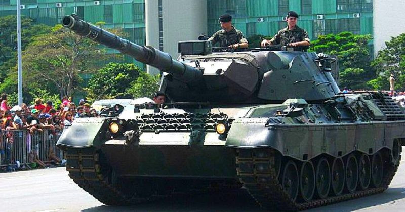 L-7 105mm đã nhanh chóng được trang bị trên các xe tăng Centurion của Anh, Leopard 1 của Đức, M-60 của Mỹ, Type-74 của Nhật Bản, Strv-103 của Thụy Điển hay thậm chí cả những xe tăng M-1 Abram đời đầu của Mỹ. Kể từ khi ra đời, đã có 19.200 khẩu pháo L-7 được lắp đặt trên xe tăng và xe thiết giáp, cũng như đã tiêu diệt được hơn 4.200 xe tăng các loại. Ảnh: Một chiếc Leopard 1 với pháo L-7 105mm.