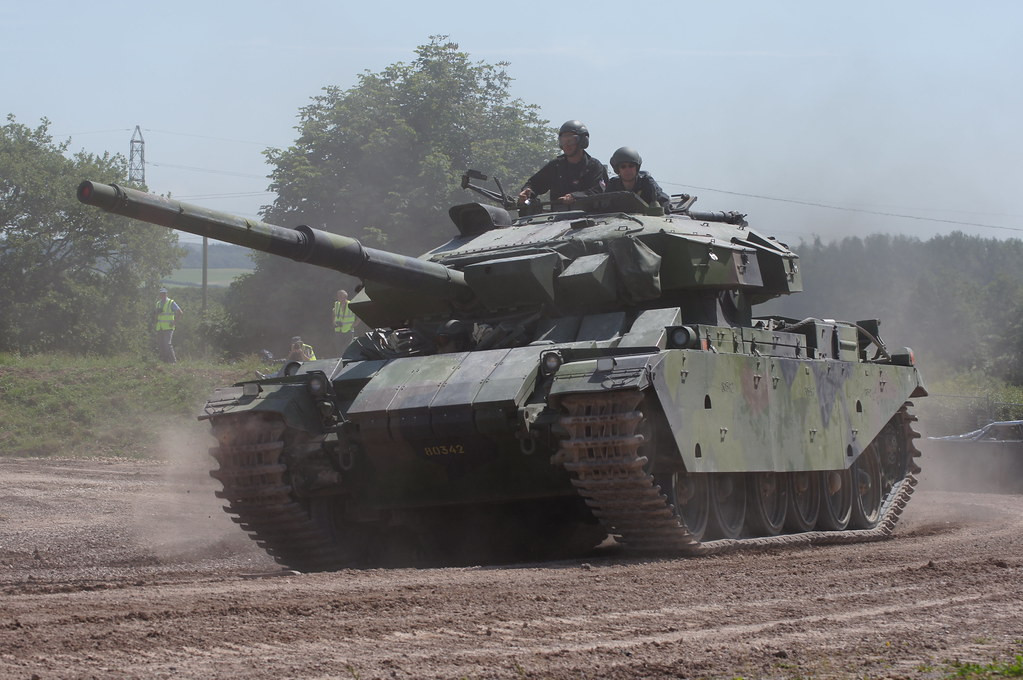 Để nói về quá trình ra đời của pháo tăng cỡ nòng 105mm là một câu chuyện dài, hay nói đúng hơn là một tai nạn. Sự ra đời của loại pháo này đã mở ra một chương mới cho xe tăng phương Tây và sau đó đã được lắp đặt trên rất nhiều mẫu xe tăng chủ lực hiện đại trên thế giới. Ảnh: Xe tăng Centurion của Lục quân Anh với tháp pháo L7 105mm.