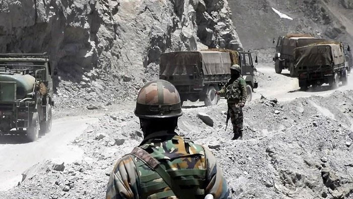 Căng thẳng biên giới giữa Ấn Độ và Trung Quốc đã bắt nguồn từ giữa tháng 6 tại khu vực Ladark. Để đối phó với hành động quân sự của đối phương, Quân khu Tây Tạng của Quân đội Trung Quốc gần đây đã tổ chức các cuộc tập trận bắn đạn thật quy mô, trong đó có sự góp mặt của loại xe tăng Type-15. Tại đây, loại xe tăng này đã chứng minh khả năng tác chiến tuyệt vời của mình tại môi trường cao nguyên. Đặc biệt, khẩu pháo chính 105mm của nó cho thấy một khả năng hỏa lực đáng nể. Ảnh: Binh sĩ Ấn Độ bảo vệ đoàn xe vận tải của Quân đội nước này tiến về khu vực biên giới.