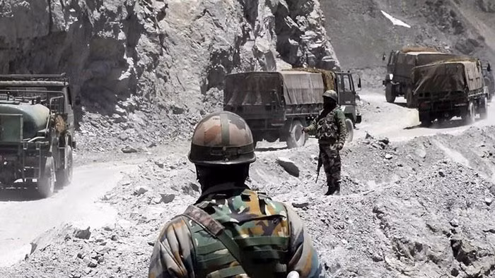 Căng thẳng biên giới giữa Ấn Độ và Trung Quốc đã bắt nguồn từ giữa tháng 6 tại khu vực Ladark. Để đối phó với hành động quân sự của đối phương, Quân khu Tây Tạng của Quân đội Trung Quốc gần đây đã tổ chức các cuộc tập trận bắn đạn thật quy mô, trong đó có sự góp mặt của loại xe tăng Type-15. Tại đây, loại xe tăng này đã chứng minh khả năng tác chiến tuyệt vời của mình tại môi trường cao nguyên. Đặc biệt, khẩu pháo chính 105mm của nó cho thấy một khả năng hỏa lực đáng nể. Ảnh: Binh sĩ Ấn Độ bảo vệ đoàn xe vận tải của Quân đội nước này tiến về khu vực biên giới.