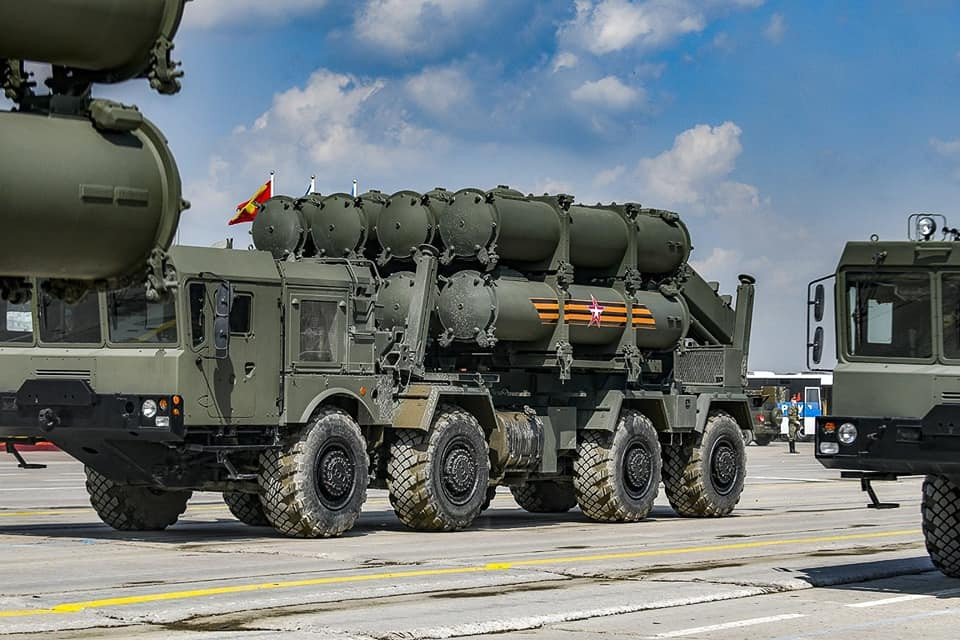 Ảnh: Xe phóng của Tổ hợp tên lửa phòng thủ bờ biển 3K60 Bal. Tổ hợp 3K60 được Nga phát triển từ những năm 1990, nhằm thay thế cho tổ hợp tên lửa phòng thủ bờ biển 4K51 Rubezh. Tổ hợp mới sử dụng các tên lửa Kh-35 có tầm bắn 130km và tốc độ Mach 0.8