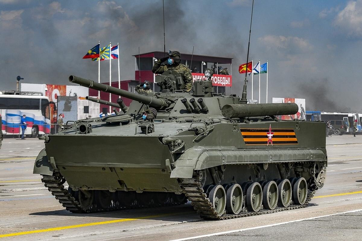 Mới đây những hình ảnh được công bố cho thấy Nga đã thực hiện quá trình tập duyệt chuẩn bị cho đại lễ chính thức sắp tới, rất nhiều khí tài hạng nặng của quân đội Nga sẽ tham dự sự kiện này. Ảnh: Xe chiến đấu bộ binh BMP-3 của Nga.