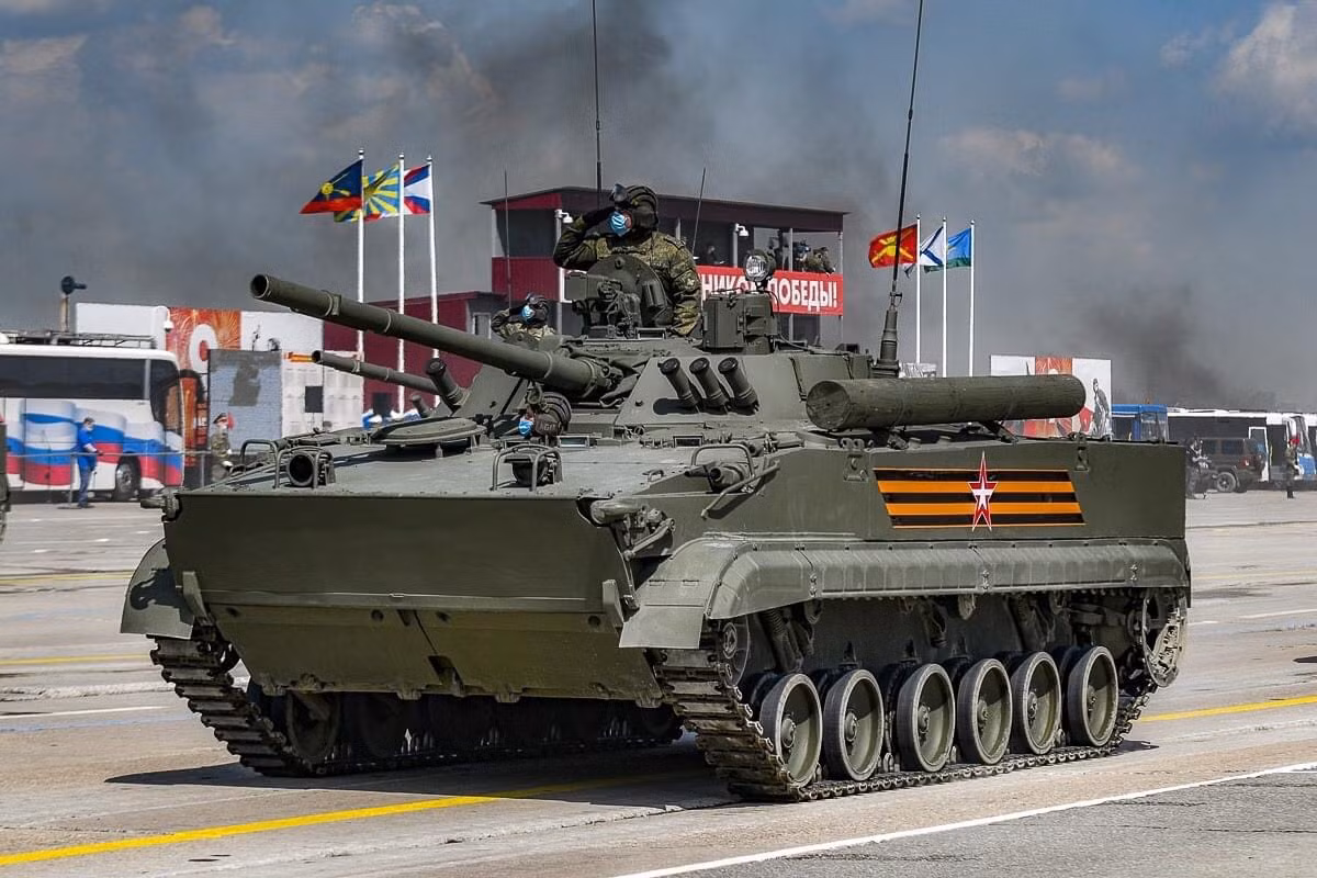 Mới đây những hình ảnh được công bố cho thấy Nga đã thực hiện quá trình tập duyệt chuẩn bị cho đại lễ chính thức sắp tới, rất nhiều khí tài hạng nặng của quân đội Nga sẽ tham dự sự kiện này. Ảnh: Xe chiến đấu bộ binh BMP-3 của Nga.