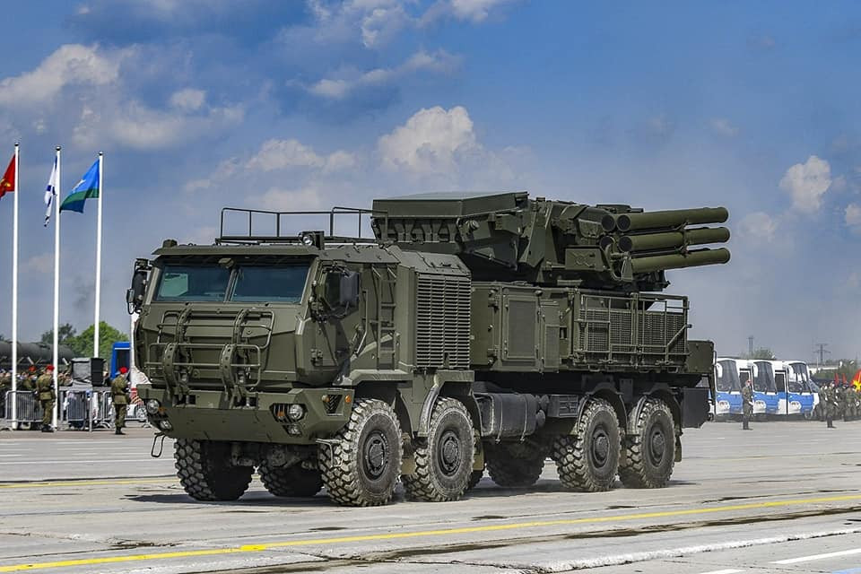 Ảnh: Tổ hợp phòng không Pantsir-SM Pantsir-SM là phiên bản nâng cấp từ tổ hợp Pantsir-S1 nổi tiếng của Nga, sử dụng khung gầm Kamaz 6560M 8x8 mới.