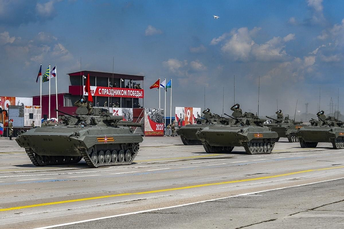 Và sự xuất hiện đầy bất ngờ của các xe chiến đấu bộ binh BMP-2.