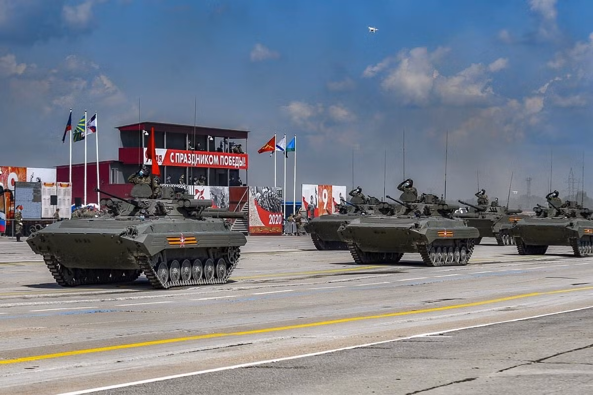 Và sự xuất hiện đầy bất ngờ của các xe chiến đấu bộ binh BMP-2.