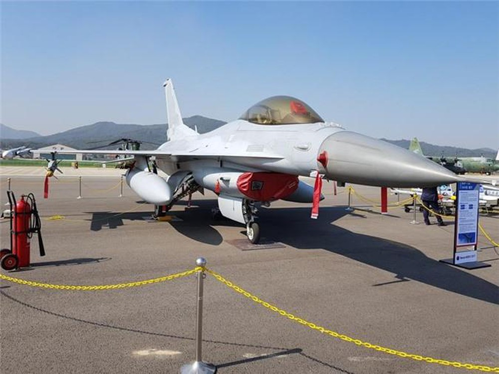Theo thỏa thuận của hợp đồng nâng cấp F-16 lần này, Không quân Hàn Quốc sẽ được chuyển giao nhiều thiết bị điện tử hàng không hiện đại, cũng như các thiết bị hỗ trợ hậu cần và huấn luyện. Trong đó, đáng chú ý phải kể đến là hệ thống nhận diện địch-ta Mod 5 và thiết bị liên kết dữ liệu chiến thuật Link 16. Ảnh: Máy bay chiến đấu KF-16C của Hàn Quốc - Nguồn: Wikipedia.