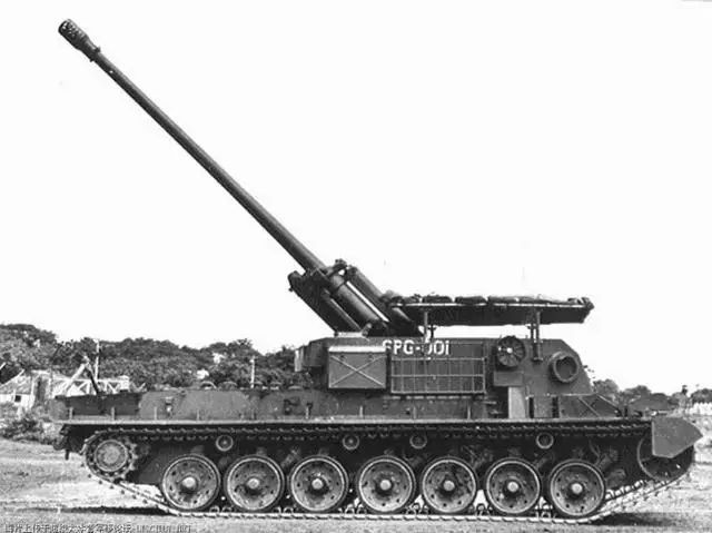 Gần đây, chính phủ Ấn Độ đã áp đặt lệnh cấm nhập khẩu đối với 101 loại thiết bị quân sự, nhằm giảm sự phụ thuộc của quân đội Ấn Độ vào vũ khí nước ngoài; đồng thời giúp thúc đẩy việc nghiên cứu và phát triển vũ khí trong nước. Ảnh: Pháo 130mm M46 cải tiến của Ấn Độ - Nguồn: Wikipedia.