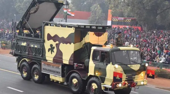 Theo các nguồn tin, 6 radar định vị pháo binh Schwarty mà Quân đội Ấn Độ vừa trang bị có tổng trị giá hơn 4 tỷ Rupi (53 triệu USD). Radar Schwarty được phát triển bởi Tổ chức Nghiên cứu và Phát triển Quốc phòng Ấn Độ (DRDO) và được sản xuất bởi Công ty Bharat Electronics Co.Ltd của Ấn Độ. Ảnh: Radar Schwarty của Ấn Độ - Nguồn: PTI