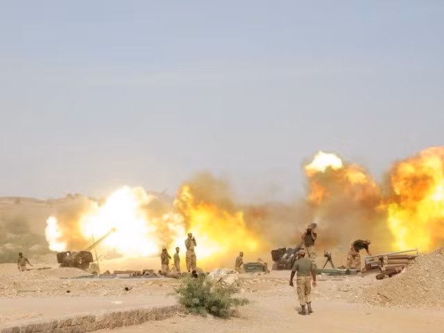 Radar Schwarty được lắp đặt trên khung gầm xe tải Tatra 8×8, xe tải này được sản xuất theo giấy phép của BEML tại Ấn Độ. Radar Schwarty có thể được sử dụng trong môi trường hỏa lực mật độ cao và hoạt động trong mọi điều kiện thời tiết, khả năng cơ động cao và thời gian phản ứng nhanh. Ảnh: Pháo binh Pakistan, đối thủ chính của pháo binh Ấn Độ - Nguồn: Wikipedia.