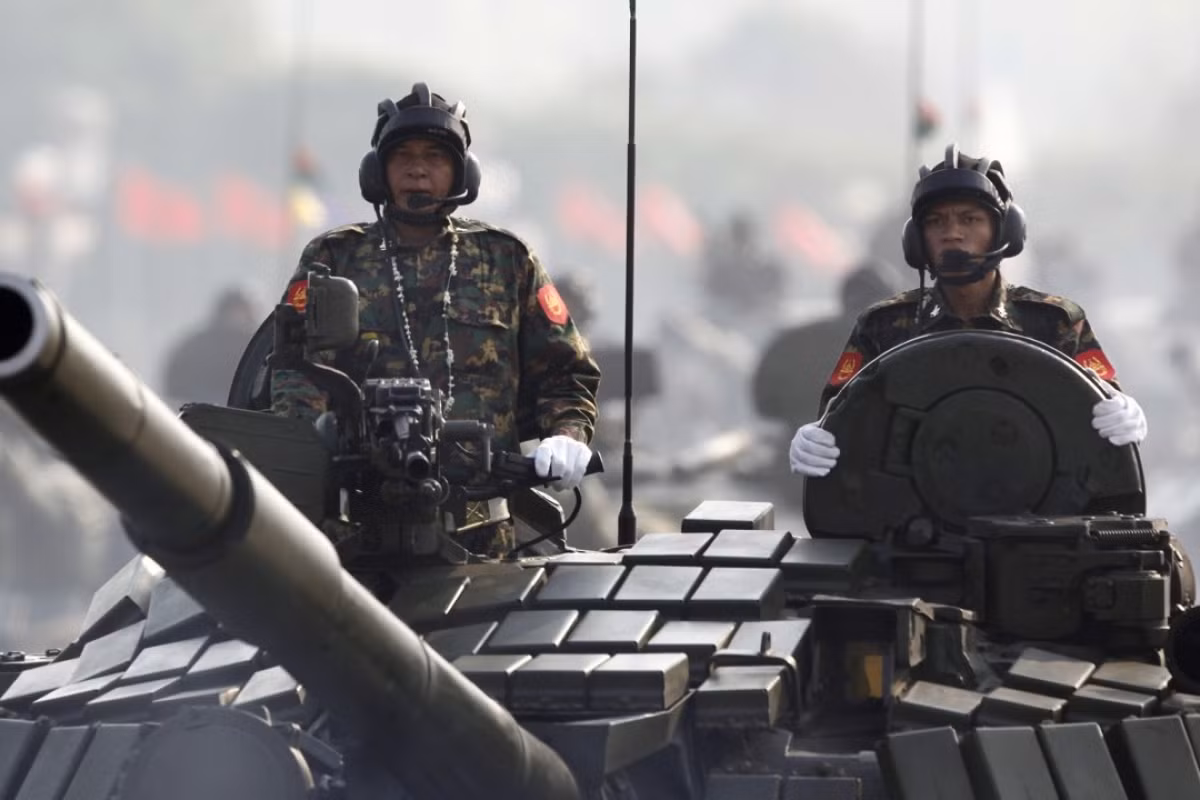 Tuy nhiên về mặt hỏa lực thì T-72S vẫn rất mạnh với pháo 125mm 2A46 kết hợp hệ thống nạp đạn tự động cho tốc độ bắn 6-8 phát/phút. Pháo có thể phóng tên lửa chống tăng 9M119 Svir với tầm bắn từ 100-4.000m, dẫn đường bằng laser bán tự động.