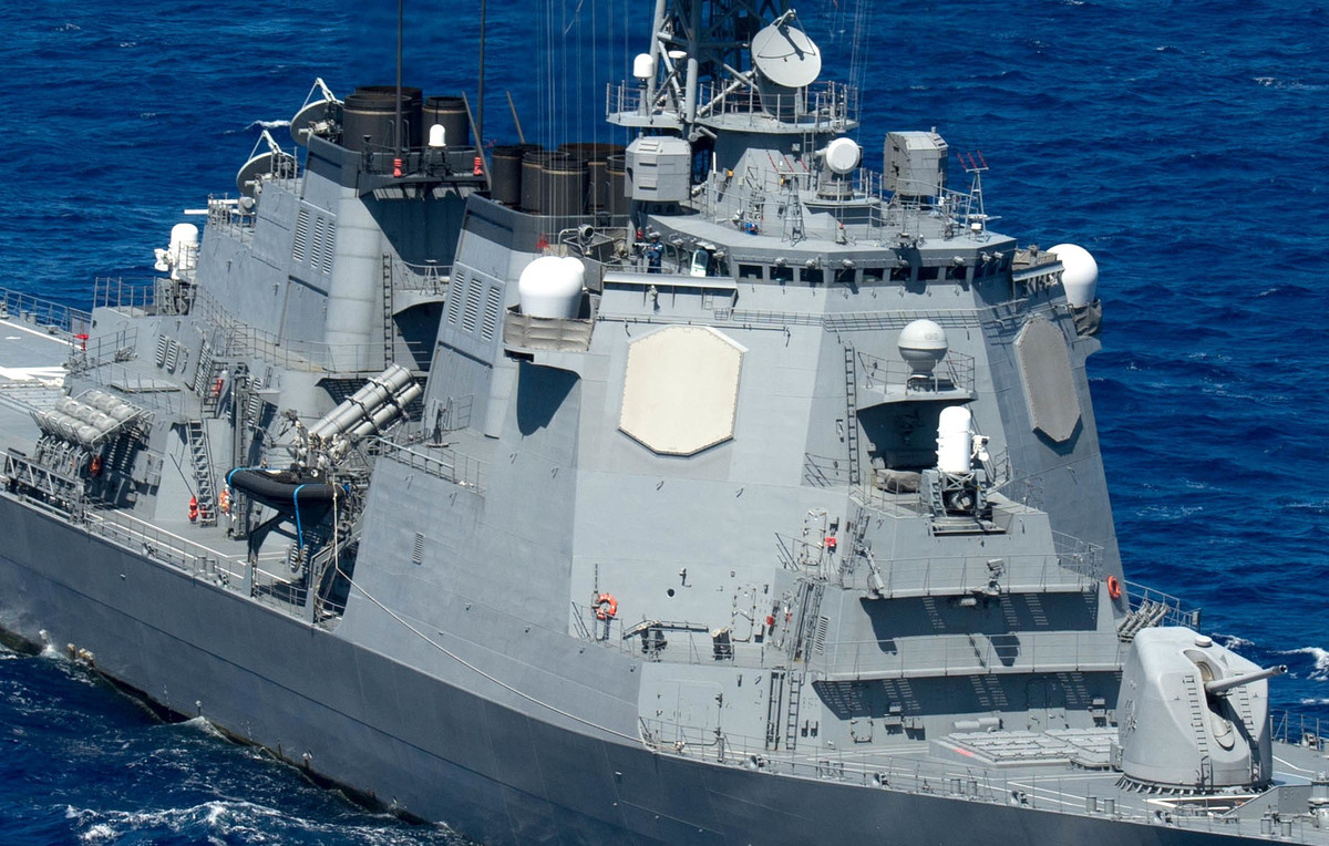 Các tàu khu trục lớp Kongo được đóng và đưa vào trang bị cho JMSDF từ những năm 1990. Tàu có lượng giãn nước tiêu chuẩn 7.500 tấn và đầy tải là 9.500 tấn; dài 161 m; rộng 26 m; mớn nước 6,2 m; tốc tối đa 30 hải lý/giờ, tầm hoạt động 4.500 hải lý; biên chế thủy thủ đoàn 300 người. Ảnh: Hải pháo Oto-Melara 127/54, ống phóng tên lửa Mk-41 và radar SPY-1D radars trên khu trục lớp Kongo - Nguồn: Seaforces