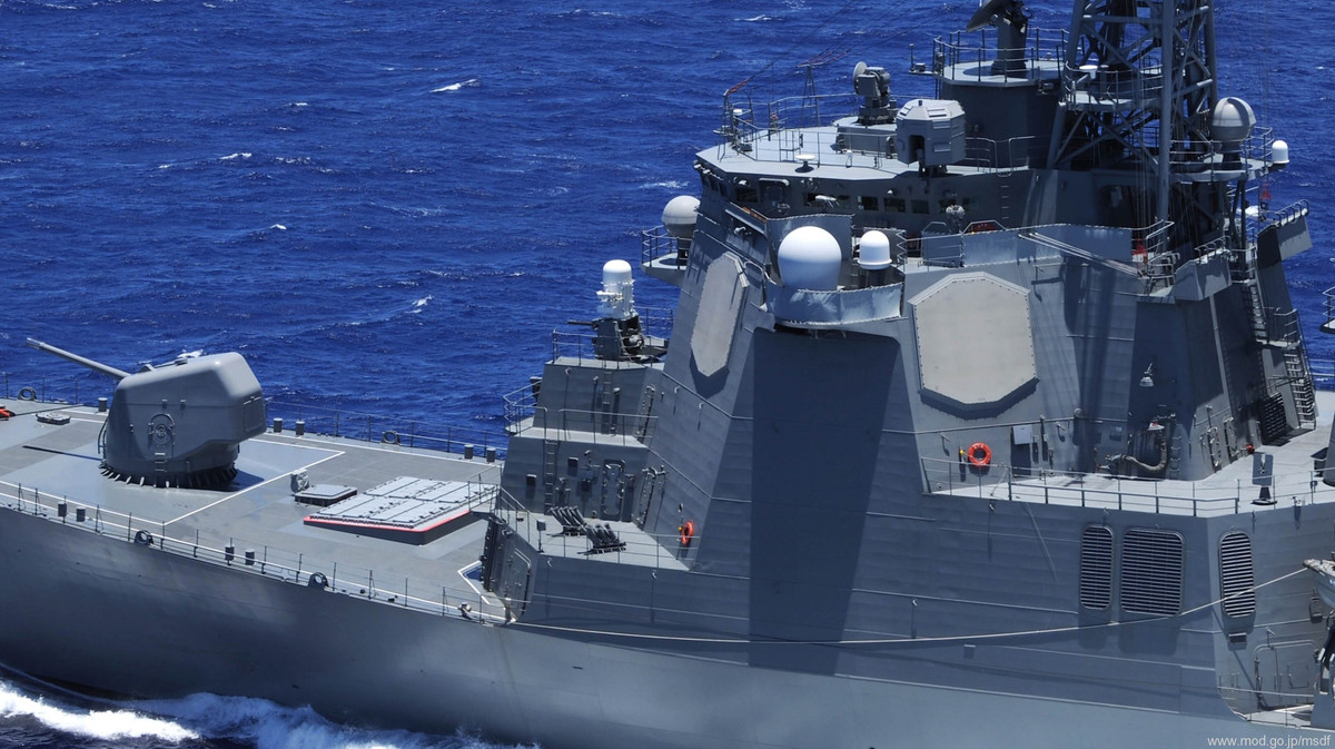 Giống như tàu Arleigh Burke, trái tim của các tàu khu trục lớp Kongo là hệ thống chiến đấu Aegis, có khả năng theo dõi và đánh chặn các mối đe dọa trên không, trên biển. Ảnh: Pháo Oto-Melara 127/54 và ống phóng Mk-41 trên tàu khu trục lớp Kongo - Nguồn: Seaforces