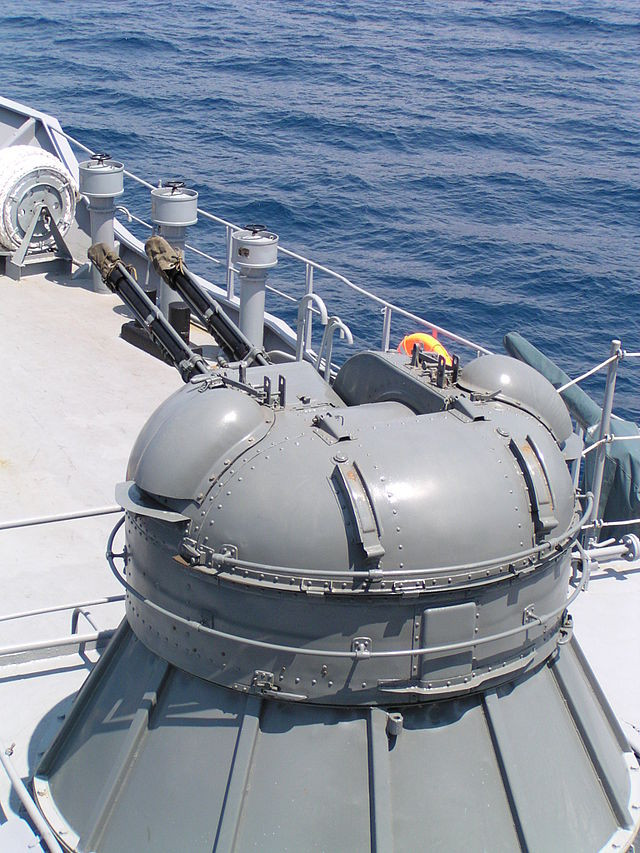 Tuy có thời gian nghiên cứu phát triển khá lâu, tuy nhiên AK-230 sau khi ra đời được một thời gian ngắn đã nhanh chóng bị đàn em là AK-630 thay thế với nhiều mặt ưu việt hơn như tầm bắn xa, mật độ hỏa lực, số lượng nòng pháo và đạn dự trữ cũng như hệ thống kiểm soát hỏa lực. Dẫu vậy, đạn pháo 30mm của AK-230 vẫn có sức công phá mạnh hơn đáng kể so với đạn pháo 30mm của AK-630. Ảnh: Cận cảnh pháo AK-230.