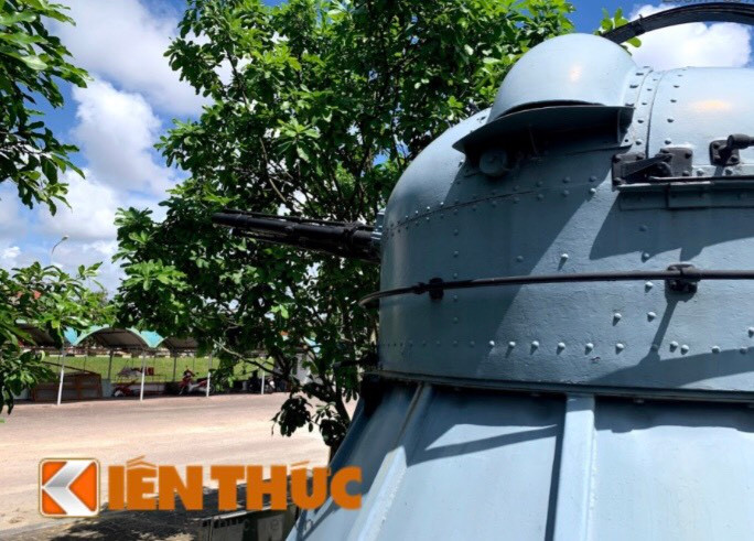 Quá trình phát triển pháo hạm AK-230 bắt đầu từ những năm 1950 và bắt đầu sản xuất đại trà từ năm 1959, chính thức đưa vào biên chế Hải quân Liên Xô từ năm 1962 và tiếp tục được chế tạo cho đến năm thập niên 1990 với số lượng khoảng 1.450 hệ thống đã ra lò. Trung Quốc cũng làm phiên bản AK-230 của họ với tên gọi Type-69 và cũng sản xuất tới hơn 300 hệ thống. Ảnh: Cận cảnh pháo AK-230 do Liên Xô sản xuất.