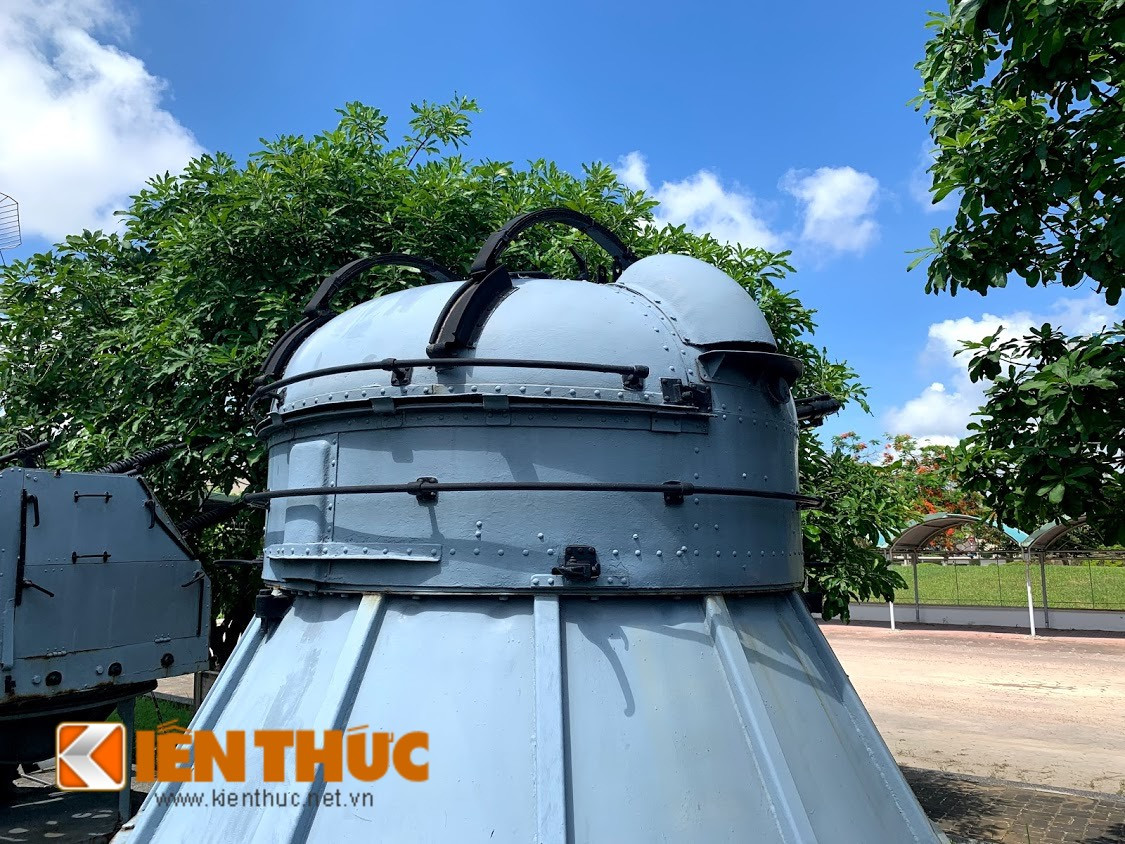 Thông số kỹ thuật, trọng lượng toàn hệ thống AK-230 nặng 1.900kg, trong đó pháo nặng 156kg, chiều dài nòng 1.930mm. Góc xoay cụm pháo từ -180 độ đến +180 độ (tốc độ xoay 35 độ/s), góc nâng hạ nòng pháo từ -12 độ đến +87 độ (tốc độ nâng 50 độ/s). Ảnh: Pháo AK-230 nhìn từ phía sau.