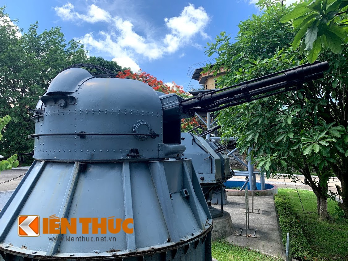 AK-230 sử dụng hai nòng pháo NN-30 cỡ 30mm đặt song song, khi bắn được làm mát bằng nước. Pháo dùng cỡ đạn 30x210mm với tốc độ bắn 1000 phát/phút/nòng, mỗi nòng có cơ số đạn dự trữ 500 viên. Tầm bắn tối đa đối với mục tiêu mặt nước là 6.5km và 4km đối với mục tiêu bay, sơ tốc đầu đạn 1050m/s. Ảnh: Hai nòng pháo NN-30 trên pháo hạm AK-230.