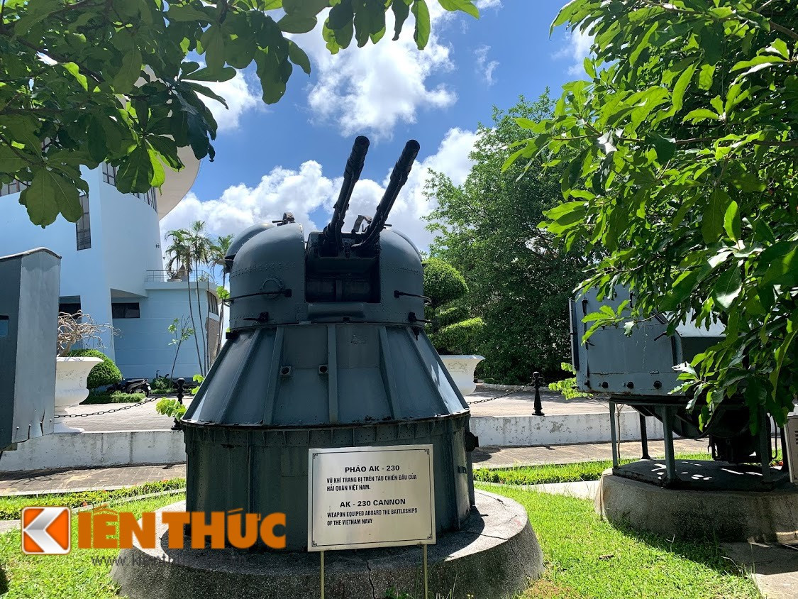 Mẫu pháo hạm này cũng là một minh chứng lịch sử cho giai đoạn khó khăn nhất của Hải quân Việt Nam khi vừa bước ra khỏi cuộc kháng chiến chống Mỹ, lại phải căng mình ra bảo vệ chủ quyền trên biển của Tổ quốc nhất là giai đoạn cuối những năm 1980. Chính vì vậy, PV Kiến Thức đã đến Bảo tàng Hải quân để có thể chụp những bức ảnh cận cảnh, sắc nét hệ thống phòng thủ uy lực này. Ảnh: Cận cảnh pháo hạm AK-230.