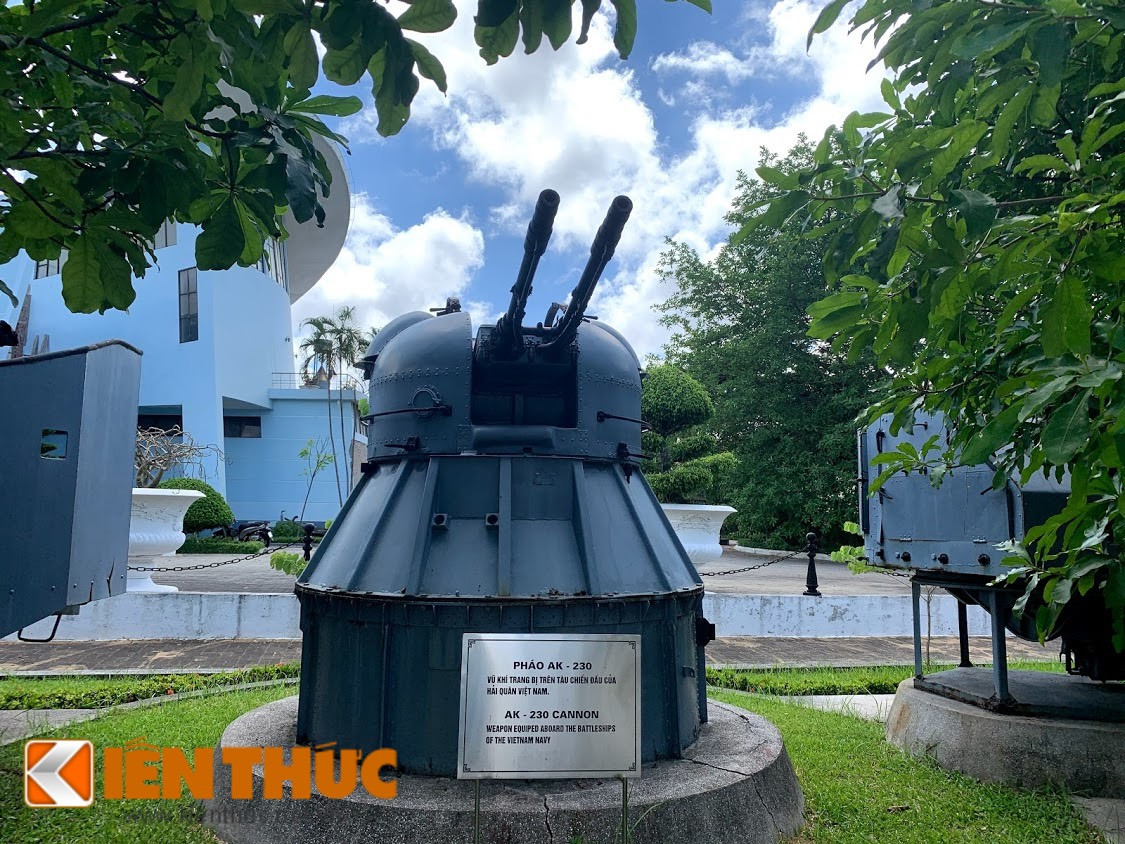 Dẫn bắn cho hệ thống là loại radar kiểm soát hỏa lực MR-104 Dum Tilt, tầm quét tối đa 22.2km, xục sạo và tìm kiếm mục tiêu trên không, mặt nước, chuyển tham số đối tượng cho pháo, dẫn dắn AK-230 nhả đạn tiêu diệt. Ảnh: Cận cảnh pháo AK-230 trên tàu Hải quân.