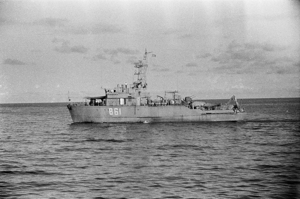 Đặc biệt, pháo hạm AK-230 cũng đã từng tham chiến trong chiến dịch CQ-88 bảo vệ chủ quyền quần đảo Trường Sa năm 1988 trước quân bành trướng Trung Quốc đang nhăm nhe xâm chiếm toàn bộ quần đảo thuộc lãnh hải nước ta. Khi đó, pháo AK-230 là vũ khí tấn công mạnh nhất được trang bị trên tàu quét mìn 861 thuộc lớp Sonya (đề án 1265) do Liên Xô viện trợ cho ta trước đó chỉ một năm. Ảnh: Tàu 861 với pháo AK-230 (phía trước carbin) trong chiến dịch CQ-88.