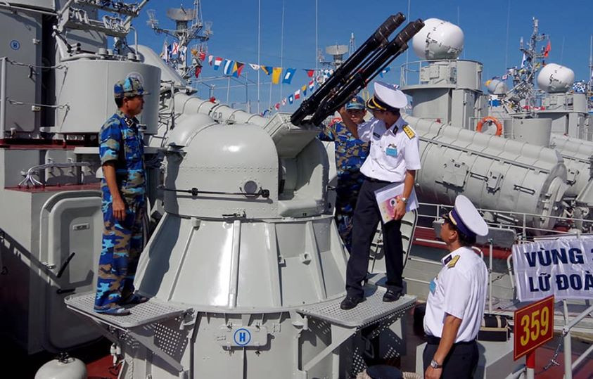 Là hệ thống phòng thủ tầm gần (CIWS) đầu tiên được lắp đặt trên tàu chiến mặt nước của Hải quân Việt Nam, sử dụng trên các tàu do Liên Xô viện trợ trong giai đoạn từ 1970 - 1990, cho đến nay, pháo cao tốc AK-230 vẫn là một vũ khí vô cùng uy lực, hiệu quả và vẫn được tin dùng trong lực lượng ta với nhiều cải tiến nhằm nâng cao khả năng của hệ thống. Ảnh: Cán bộ chiến sĩ kiểm tra tình trạng pháo AK-230 trên tàu tên lửa 359 lớp Osa II của Vùng 3 Hải quân. 