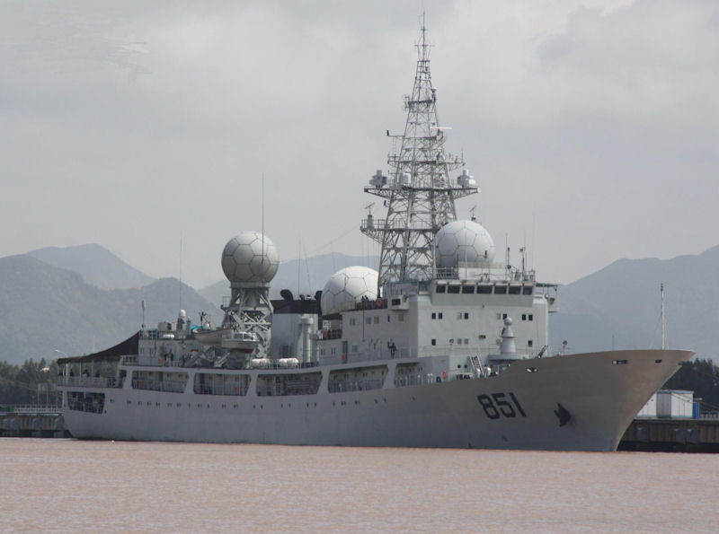 Tàu có nhiệm vụ chính là giám sát và phân tích thông tin tín hiệu điện tử và đo lường theo dõi quỹ đạo tên lửa trong các cuộc thử nghiệm tên lửa đạn đạo, cũng như các loại tên lửa của đối phương. Nhằm cung cấp tốt hơn tầm quan sát trên không, Type 815 được trang bị một sàn đáp và nhà chứa có thể tiếp nhận trực thăng đi theo trong các nhiệm vụ dài ngày. Ảnh: Tàu Type 815 số hiệu 851.