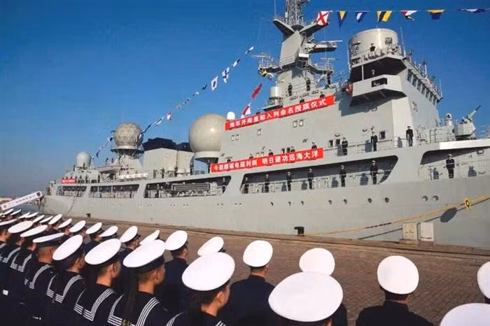 Và thế là lớp tàu trinh sát điện tử/do thám Type 815 Dong-Diao (Đông Điều) ra đời, với chiếc đầu tiên mang số hiệu 851 và cũng là tàu duy nhất thuộc lớp này được chế tạo. Ảnh: Tàu trinh sát do thám Type 815 của hải quân Trung Quốc.