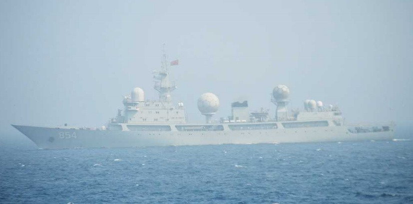 Trong số bốn chiếc Type 815G, đã có một chiếc biên chế cho hạm đội Bắc hải, một chiếc biên chế cho hạm đội Đông hải và hai chiếc biên chế cho hạm đội Nam hải. Điều này cho thấy sang giai đoạn sau 2010, Trung Quốc đã chuyển đối trọng và coi mối nguy hiểm chiến lược đến từ Biển Đông thay vì từ biển Hoa Đông như trước. Ảnh: Tàu Type 815G số hiệu 854 thuộc biên chế hạm đội Bắc hải.